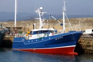 les bateaux de pêche chalutier et ligneurs se sont accouplés dans le port celeiro en espagne 104437024